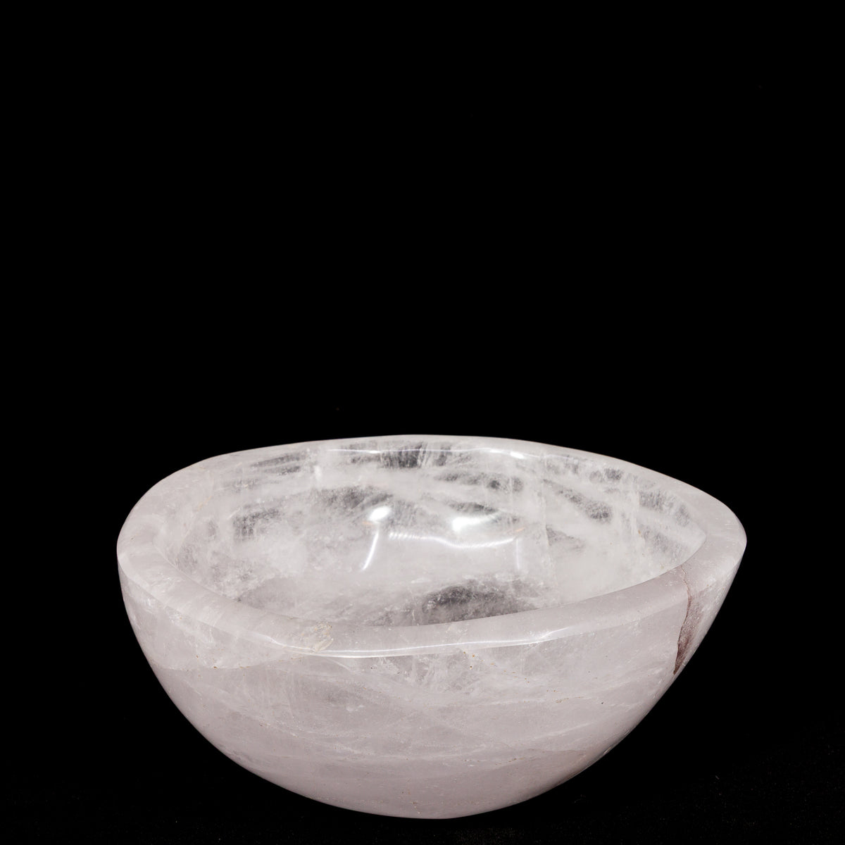 Quartz 2.71 kg polished crystal bowl from Madagascar, detail view