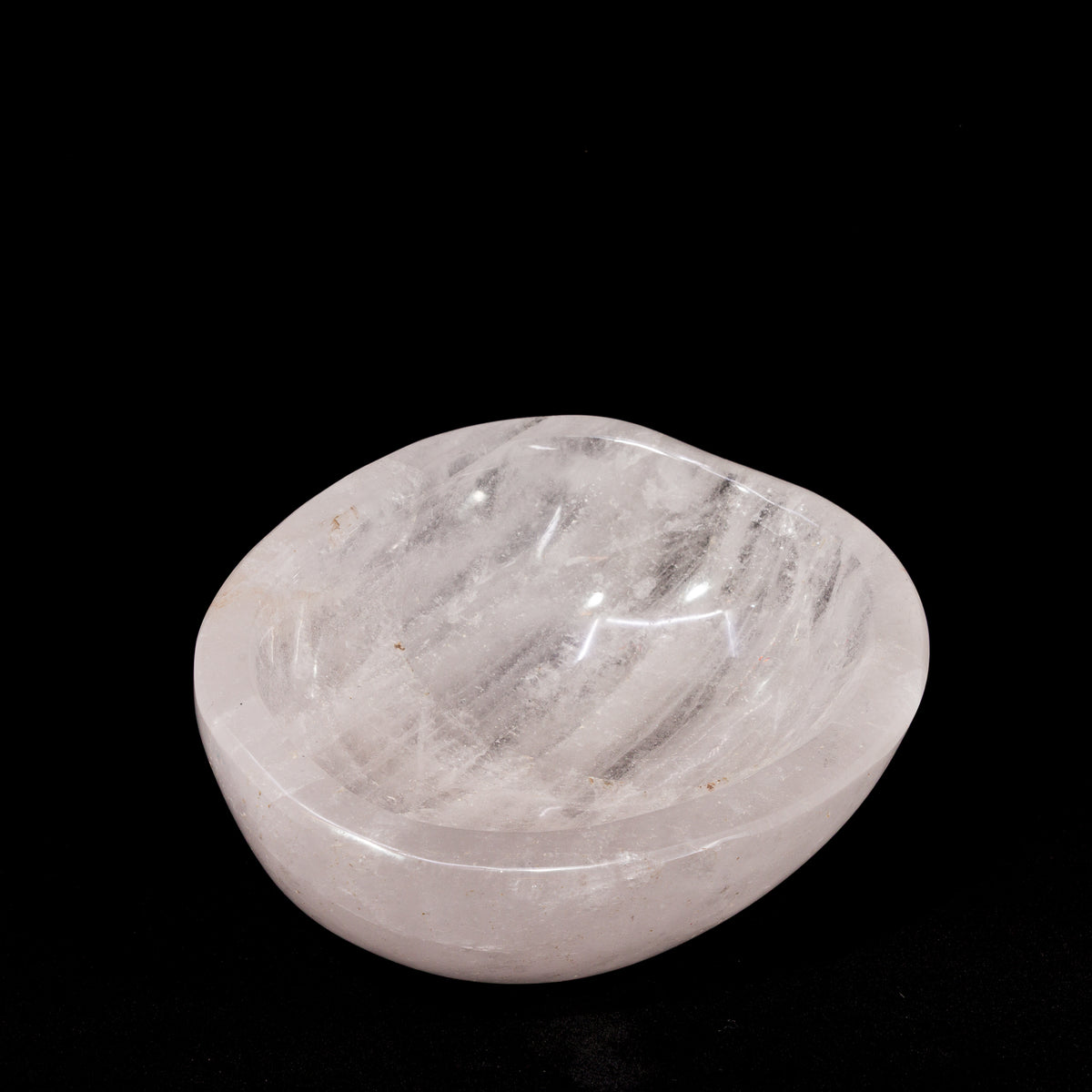 Quartz 2.57 kg polished crystal bowl from Madagascar, detail view