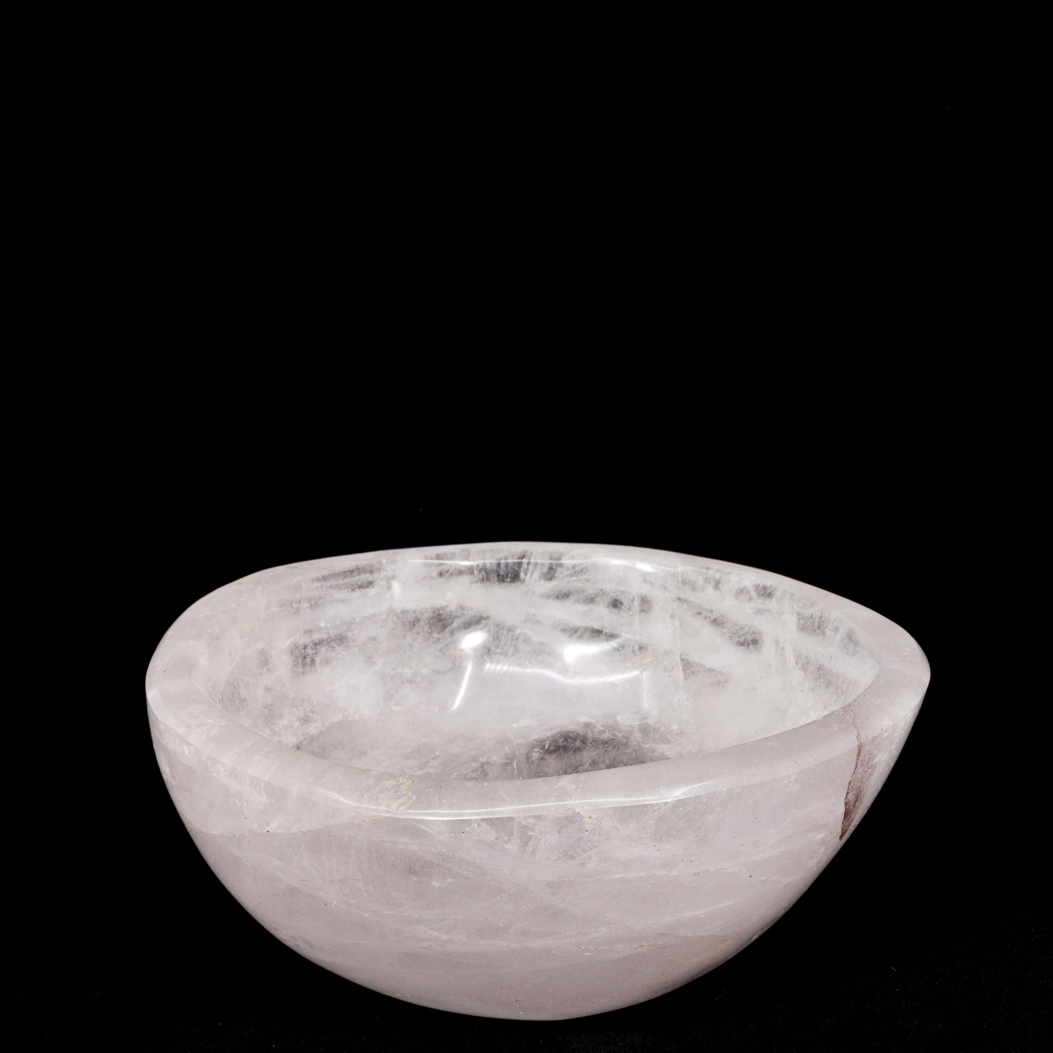Quartz 2.71 kg polished crystal bowl from Madagascar, detail view
