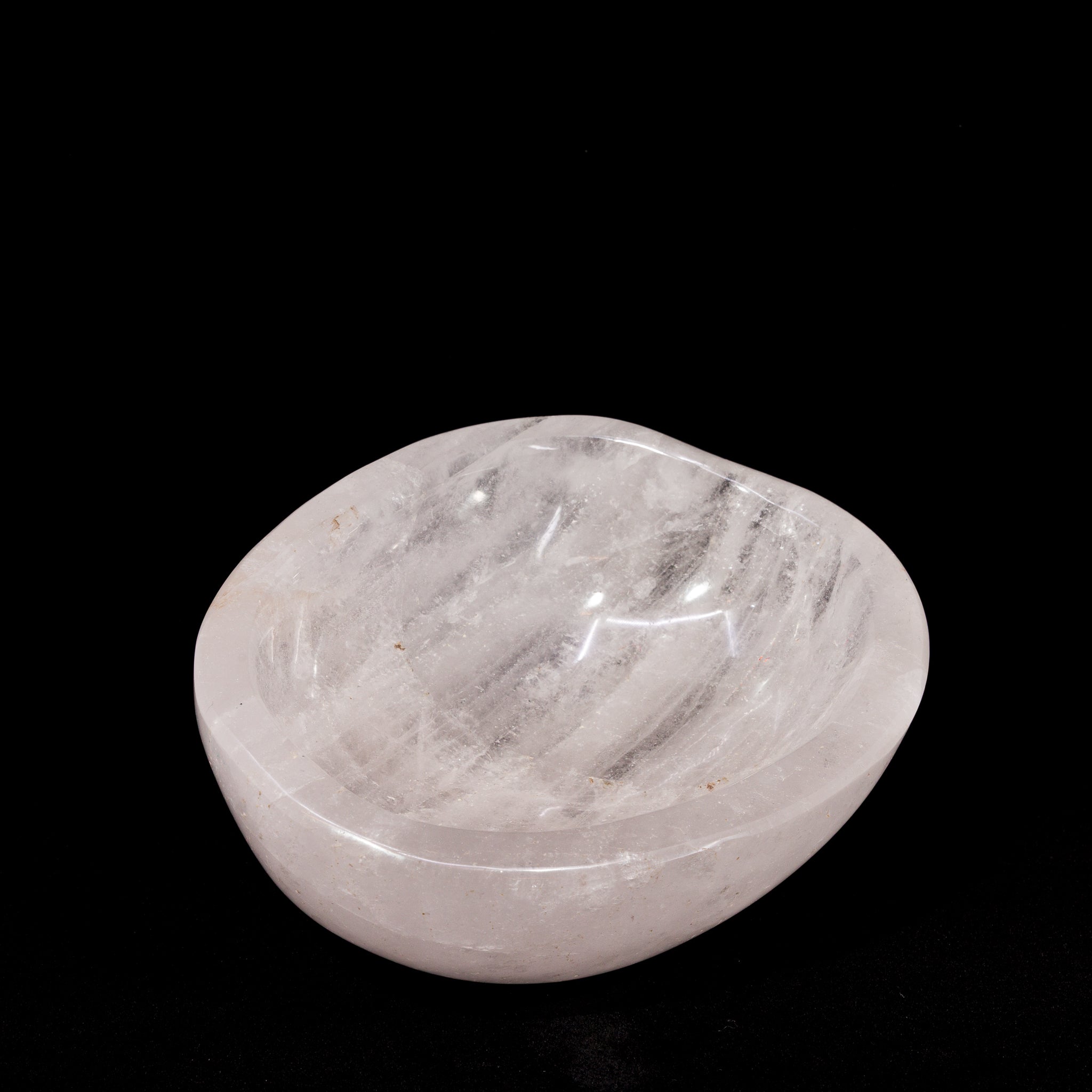 Quartz 2.57 kg polished crystal bowl from Madagascar, detail view