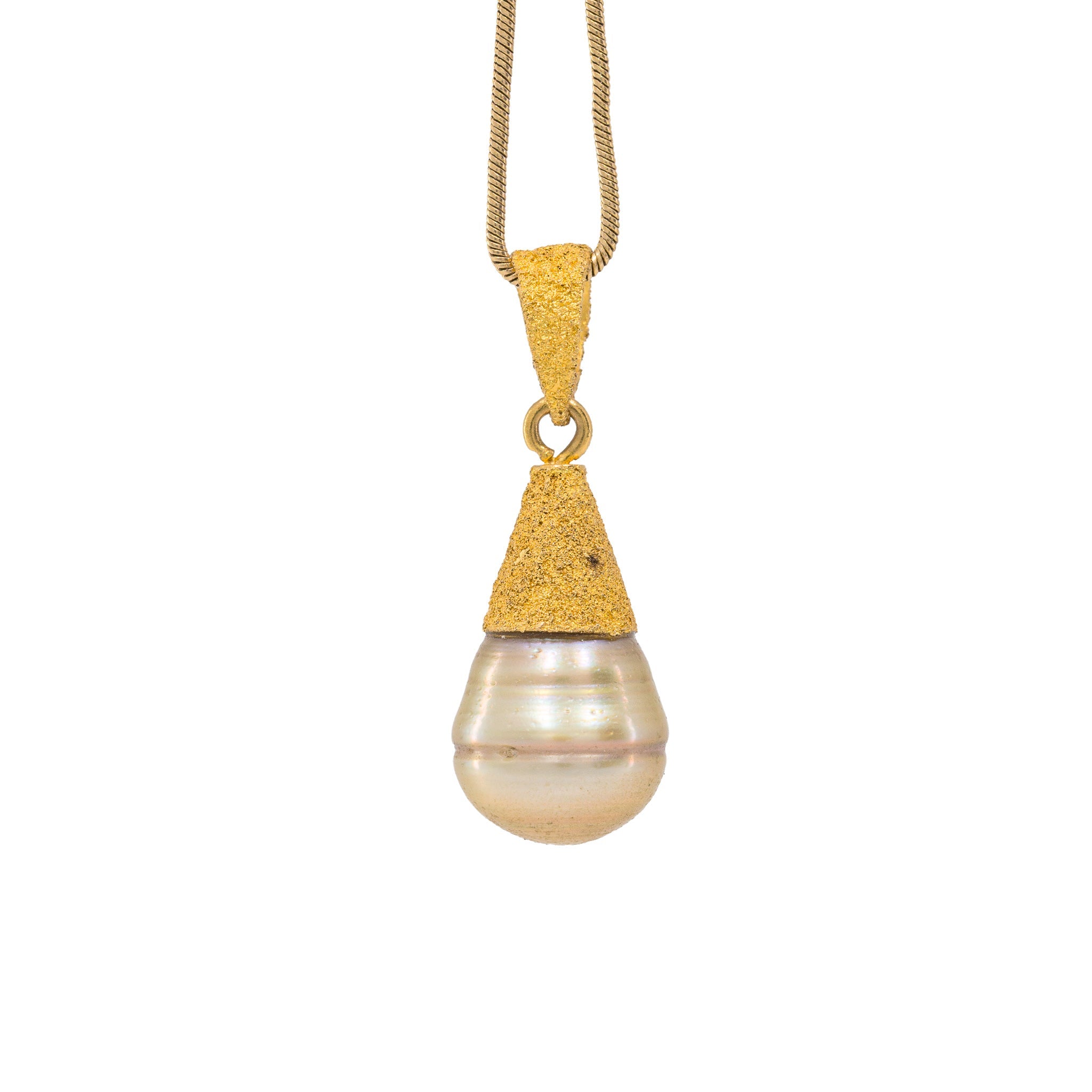 Front view of Tahitian South Sea Pearl 22K pendant TO-117